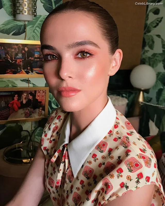 Zoey Deutch photo 8 of 1461
