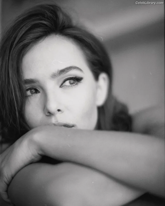 Zoey Deutch photo 5 of 1461