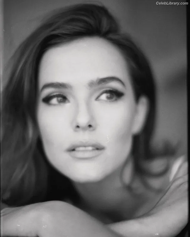 Zoey Deutch photo 6 of 1461