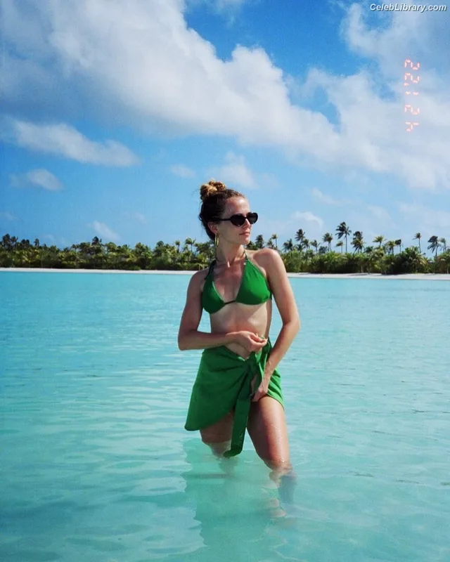 Zoey Deutch photo 7 of 1461