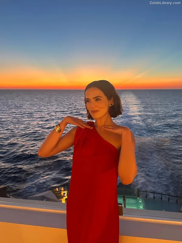 Zoey Deutch photo 18 of 1461