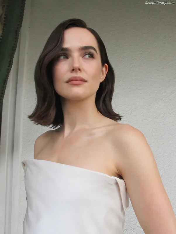 Zoey Deutch photo 3 of 1461