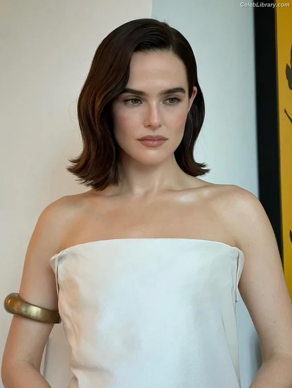 Zoey Deutch photo 4 of 1461