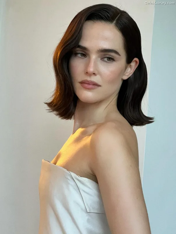 Zoey Deutch photo 5 of 1461