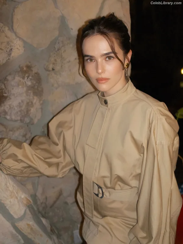 Zoey Deutch photo 9 of 1461