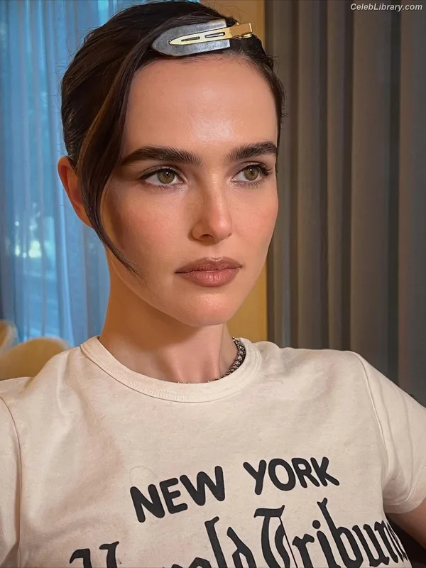 Zoey Deutch photo 2 of 1461