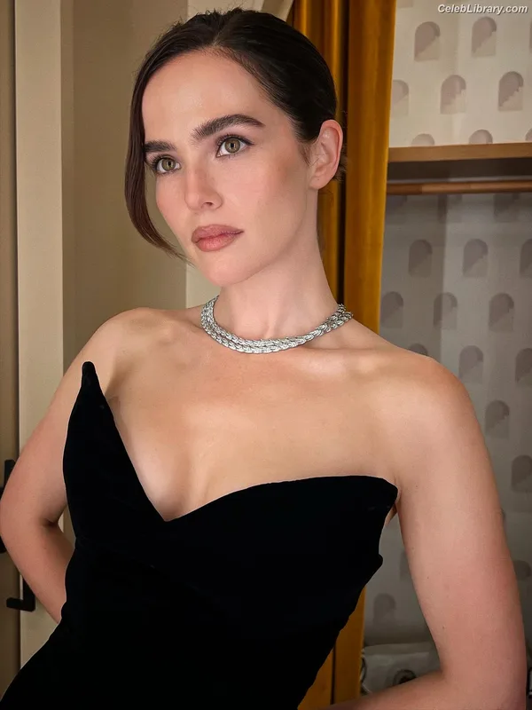 Zoey Deutch photo 3 of 1461