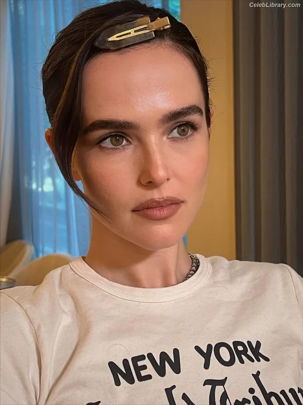 Zoey Deutch photo 5 of 1461