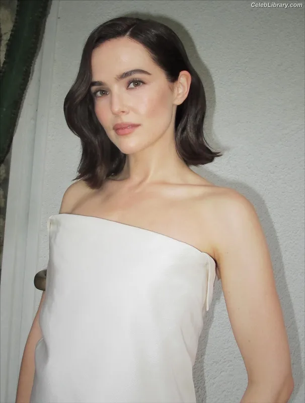Zoey Deutch photo 6 of 1461