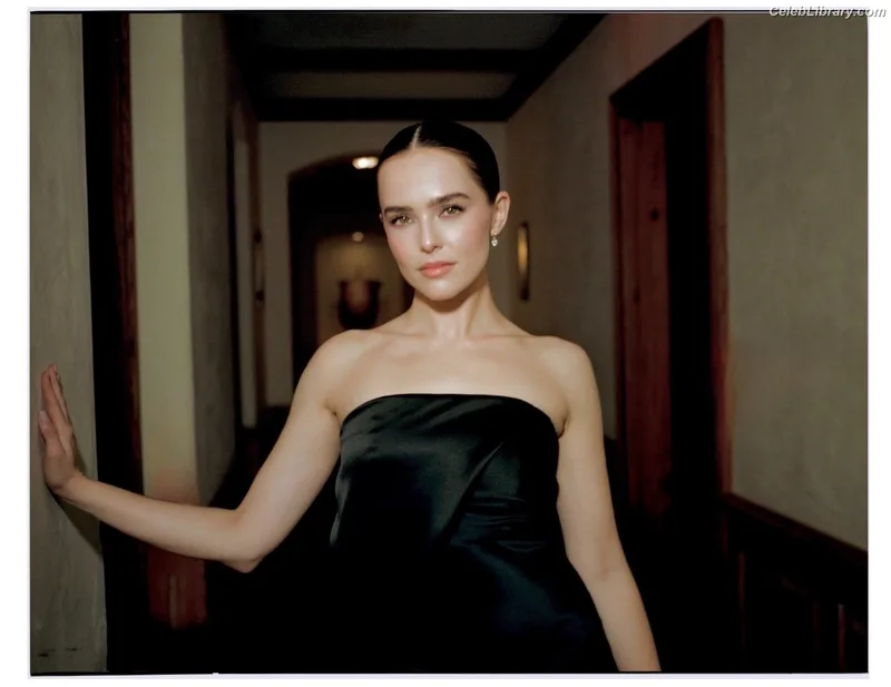 Zoey Deutch photo 9 of 1461