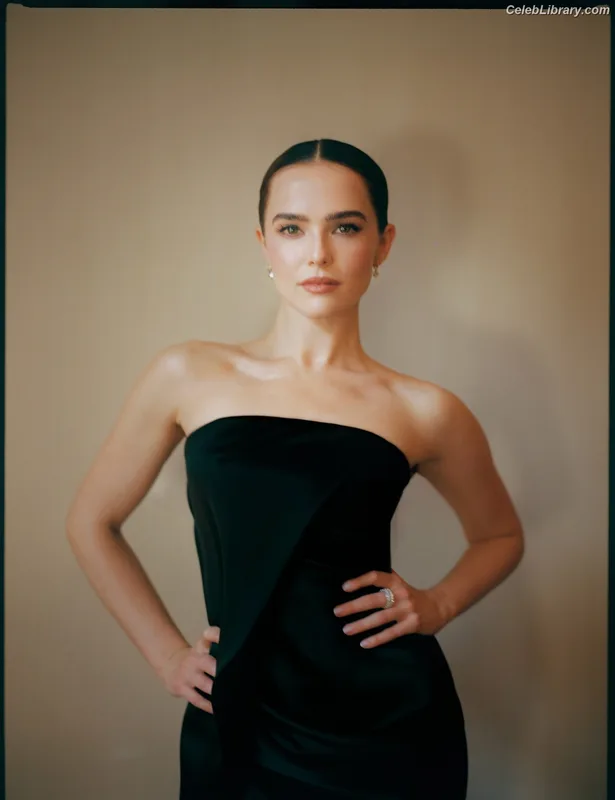 Zoey Deutch photo 10 of 1461