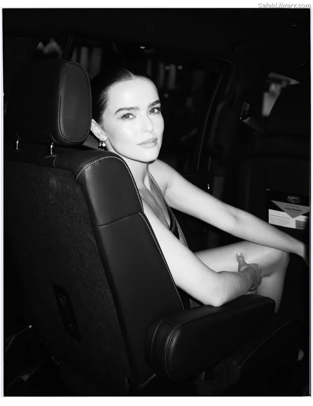 Zoey Deutch photo 11 of 1461