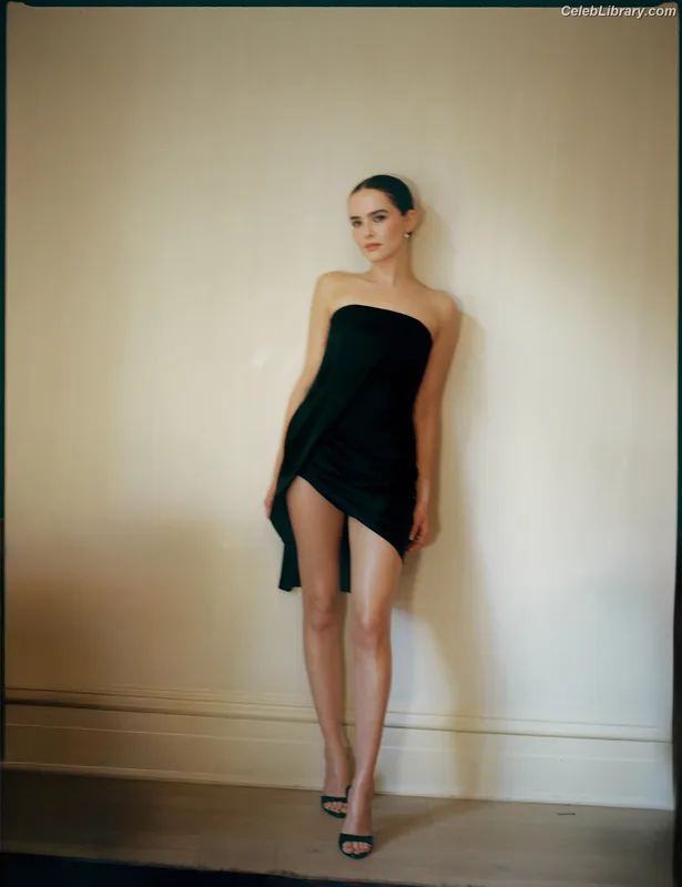 Zoey Deutch photo 12 of 1461