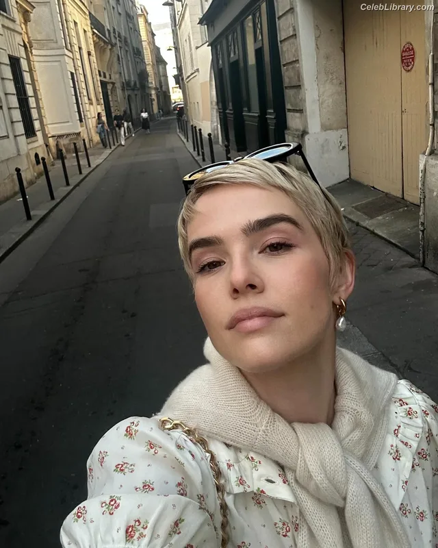 Zoey Deutch photo 24 of 1461