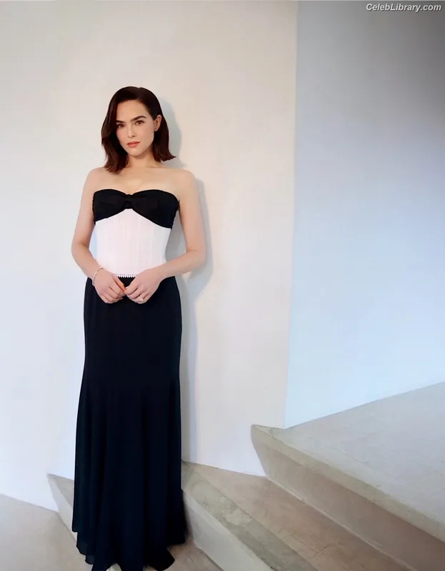 Zoey Deutch photo 5 of 1461