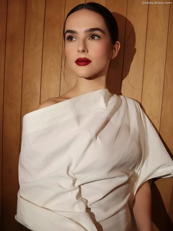 Zoey Deutch photo 8 of 1461