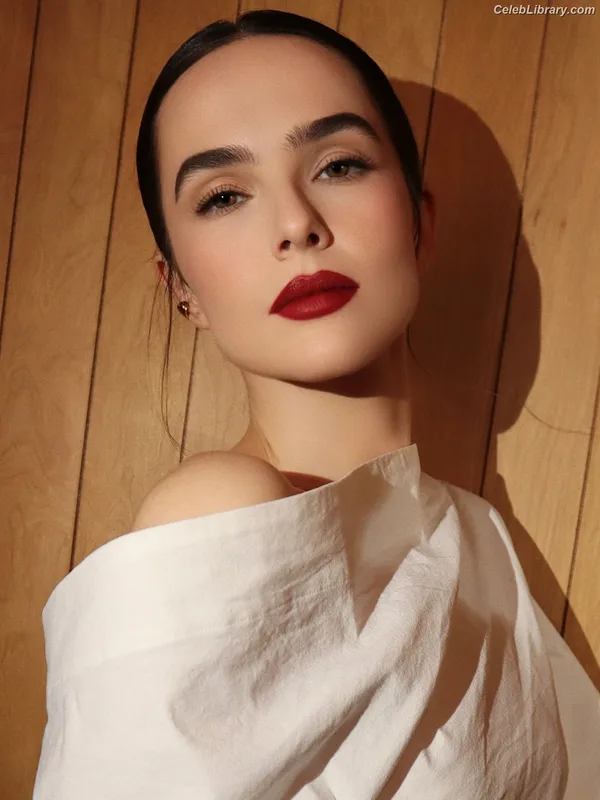Zoey Deutch photo 9 of 1461
