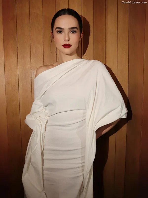 Zoey Deutch photo 10 of 1461
