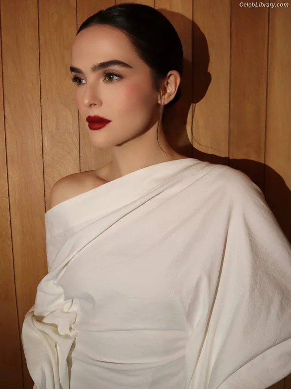 Zoey Deutch photo 11 of 1461