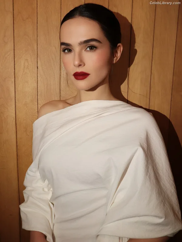 Zoey Deutch photo 12 of 1461