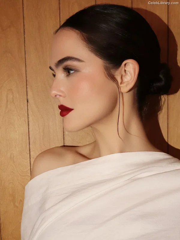 Zoey Deutch photo 13 of 1461