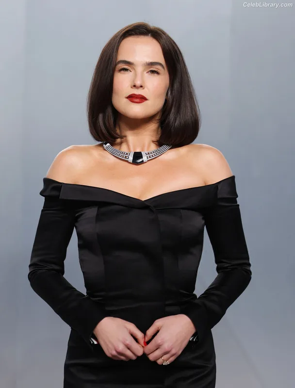 Zoey Deutch photo 17 of 1461