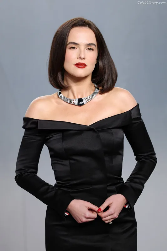 Zoey Deutch photo 18 of 1461