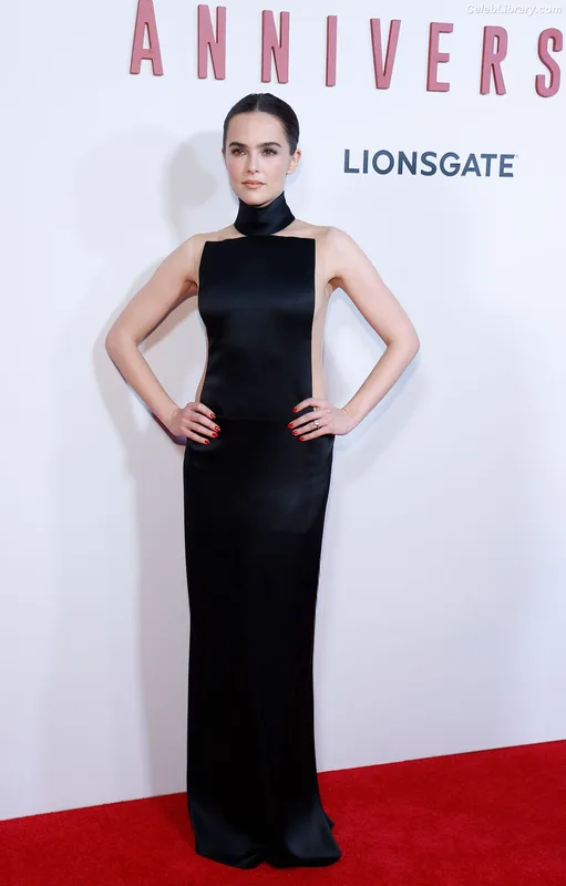 Zoey Deutch photo 7 of 1461
