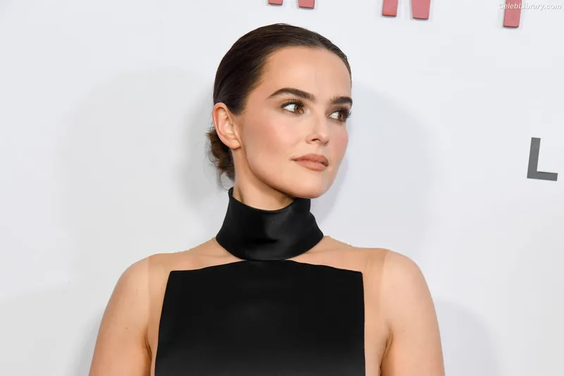 Zoey Deutch photo 18 of 1461