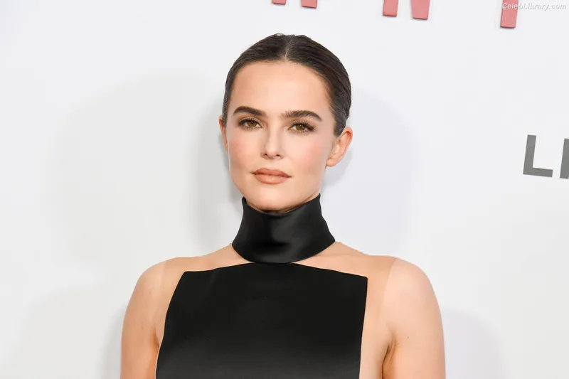 Zoey Deutch photo 19 of 1461