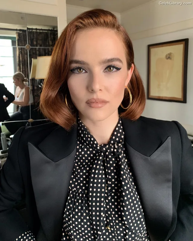 Zoey Deutch photo 20 of 1461