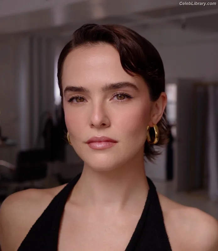 Zoey Deutch photo 7 of 1461