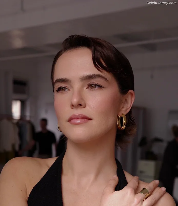 Zoey Deutch photo 8 of 1461