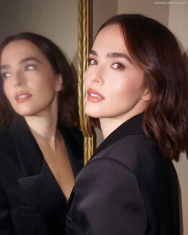 Zoey Deutch photo 12 of 1461