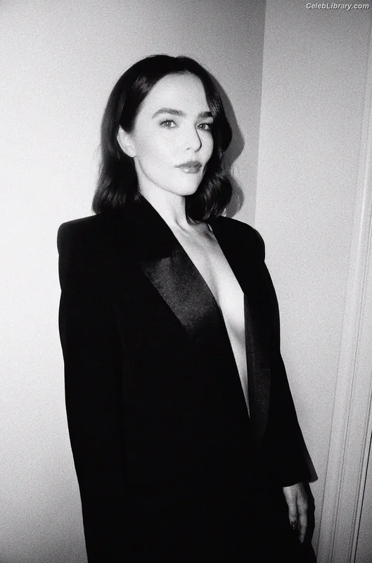 Zoey Deutch photo 13 of 1461