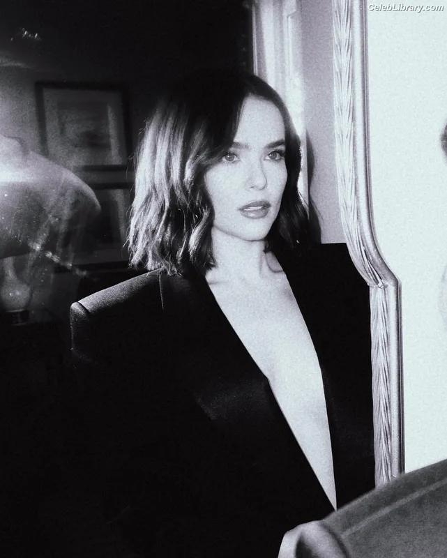 Zoey Deutch photo 14 of 1461
