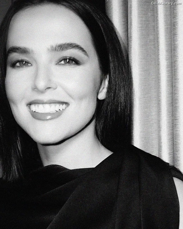 Zoey Deutch photo 15 of 1461