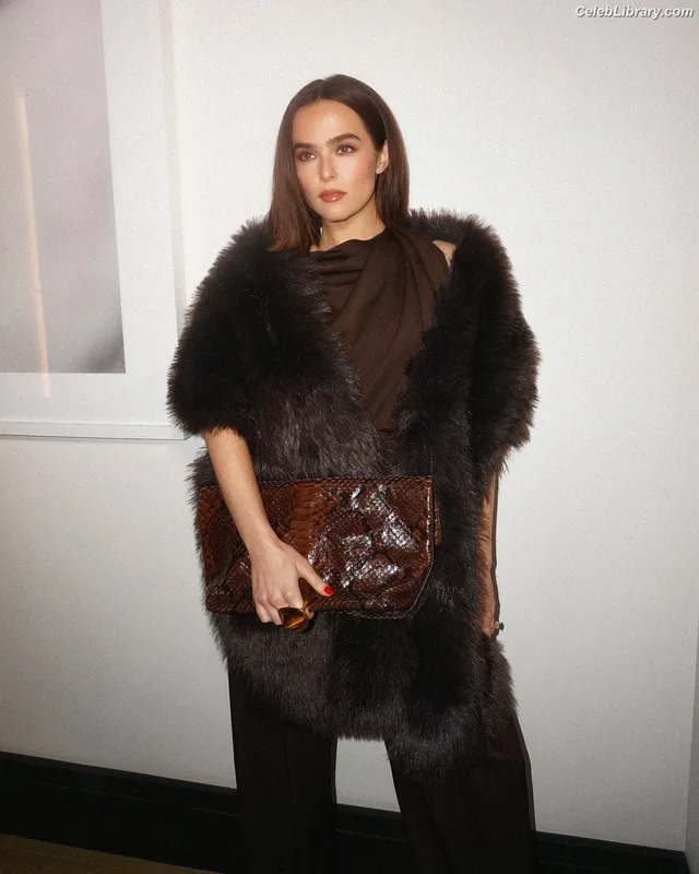 Zoey Deutch photo 16 of 1461