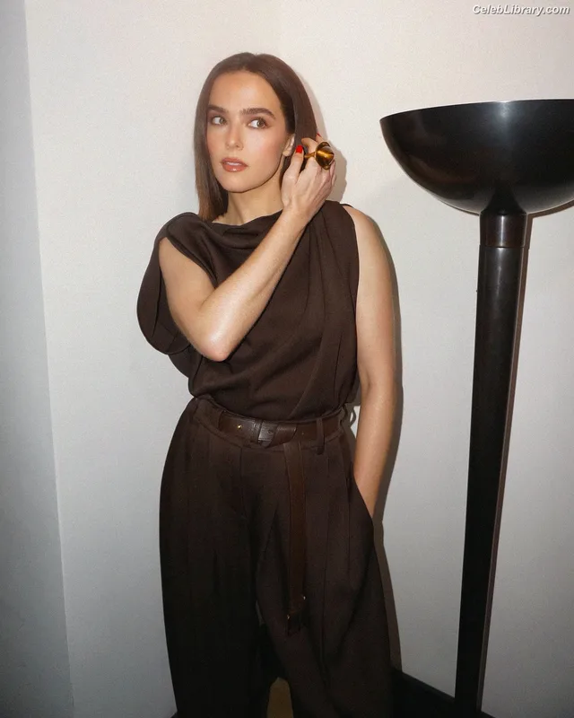 Zoey Deutch photo 17 of 1461