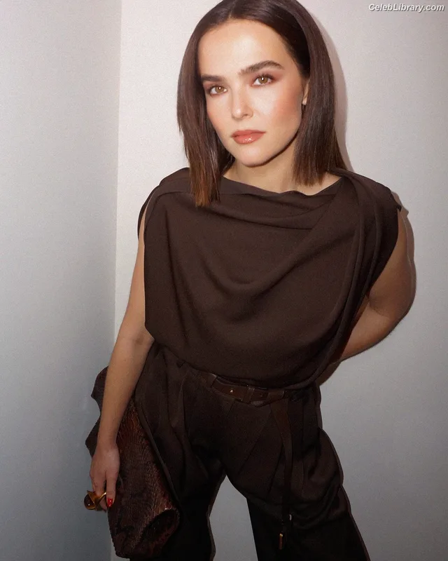 Zoey Deutch photo 18 of 1461