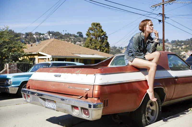 Zoey Deutch photo 4 of 1461