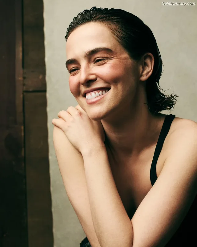 Zoey Deutch photo 11 of 1461