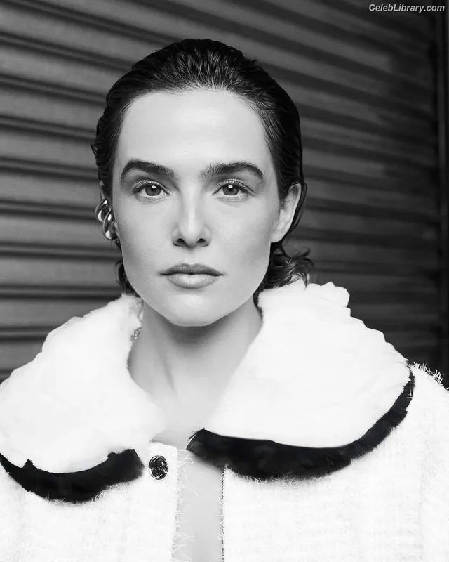 Zoey Deutch photo 15 of 1461