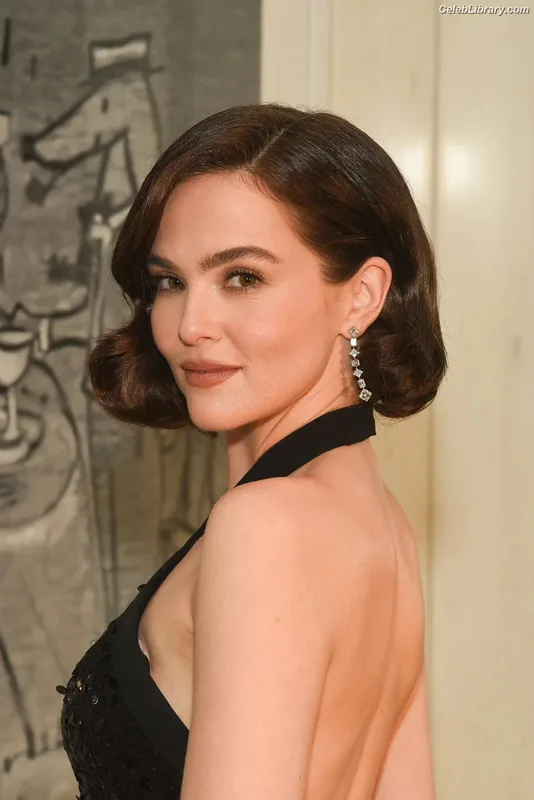 Zoey Deutch photo 21 of 1461