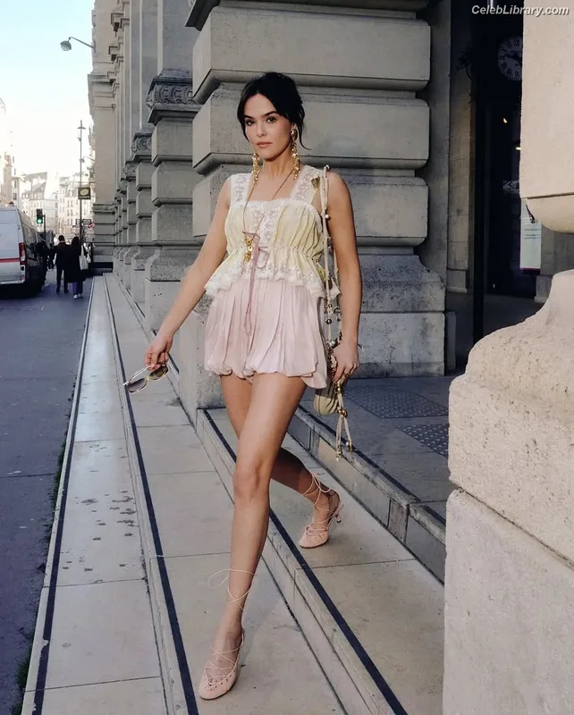 Zoey Deutch photo 22 of 1461