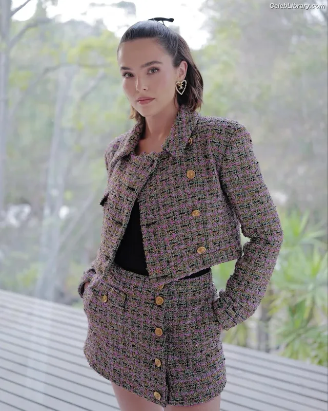 Zoey Deutch photo 4 of 1461