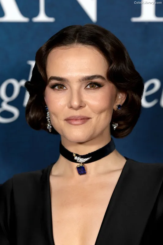 Zoey Deutch photo 5 of 1461
