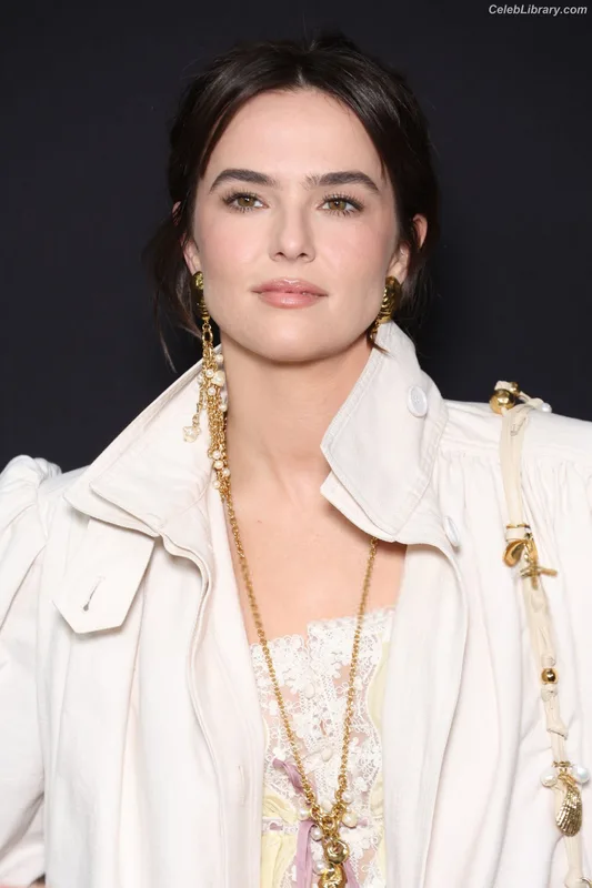 Zoey Deutch photo 6 of 1461