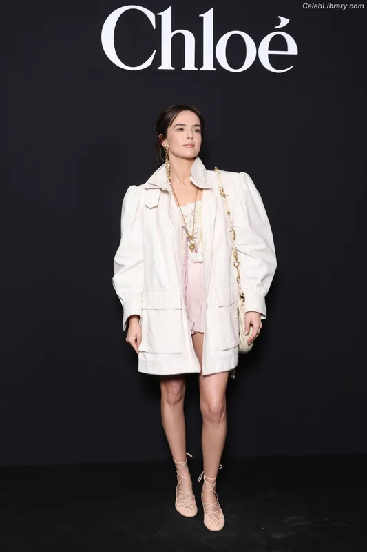 Zoey Deutch photo 8 of 1461