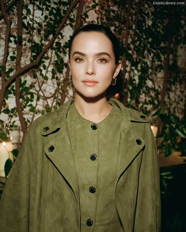 Zoey Deutch photo 4 of 1461